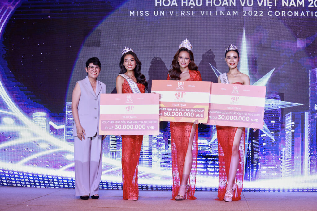 Ms. Ashley Ngo - Chủ tịch AR GROUP trao quà cho TOP 3 Miss Universe Vietnam 2022