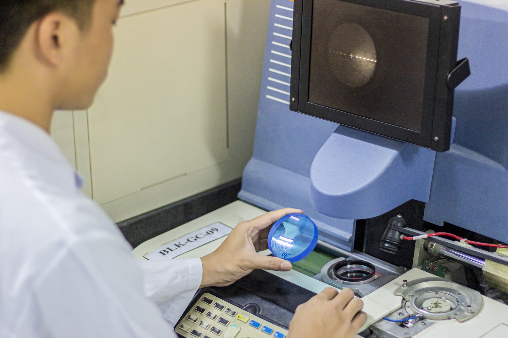 Phòng LAB gia công tròng kính chất lượng cao từ AR GROUP được ứng dụng công nghệ hiện đại bậc nhất từ Hoa Kỳ - Nhật Bản
