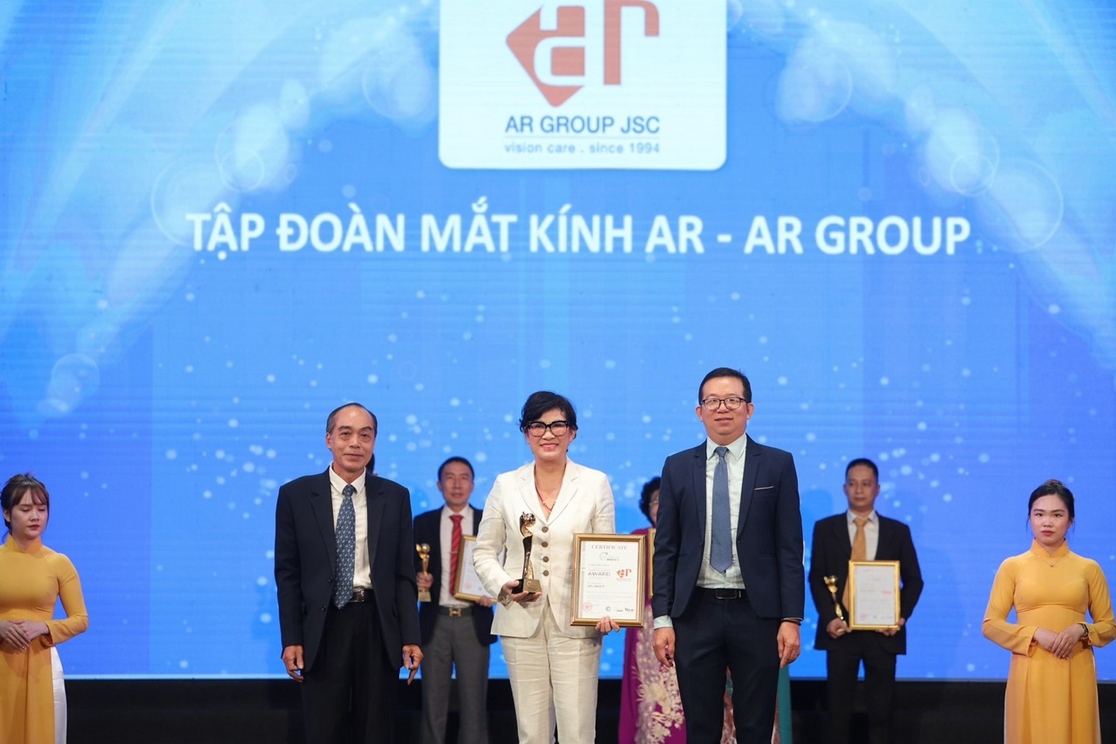 Ms. Ashley Ngo - Chủ tịch AR GROUP tại sân khấu vinh danh Top 10 "Thương hiệu hàng đầu ASEAN – ASEAN Top Brands Award 2023"