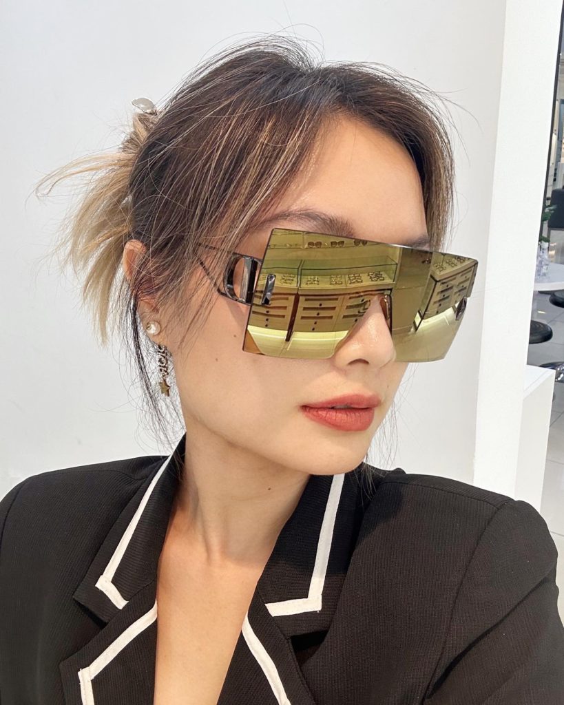 Fashion Stylist Cindy Nguyễn đeo kính mát Dior - 30Montaigne - Style: 30MONTAIGNEM1U_00_H4F5