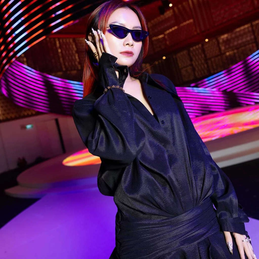 Fashion Stylist Cindy Nguyễn đeo kính mát Dior - MissDior Cat-eye - Style: MISSDIORB4U_55_12B0