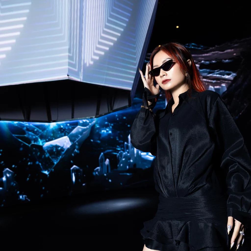 Fashion Stylist Cindy Nguyễn đeo kính mát Dior - MissDior Cat-eye - Style: MISSDIORB4U_55_12B0