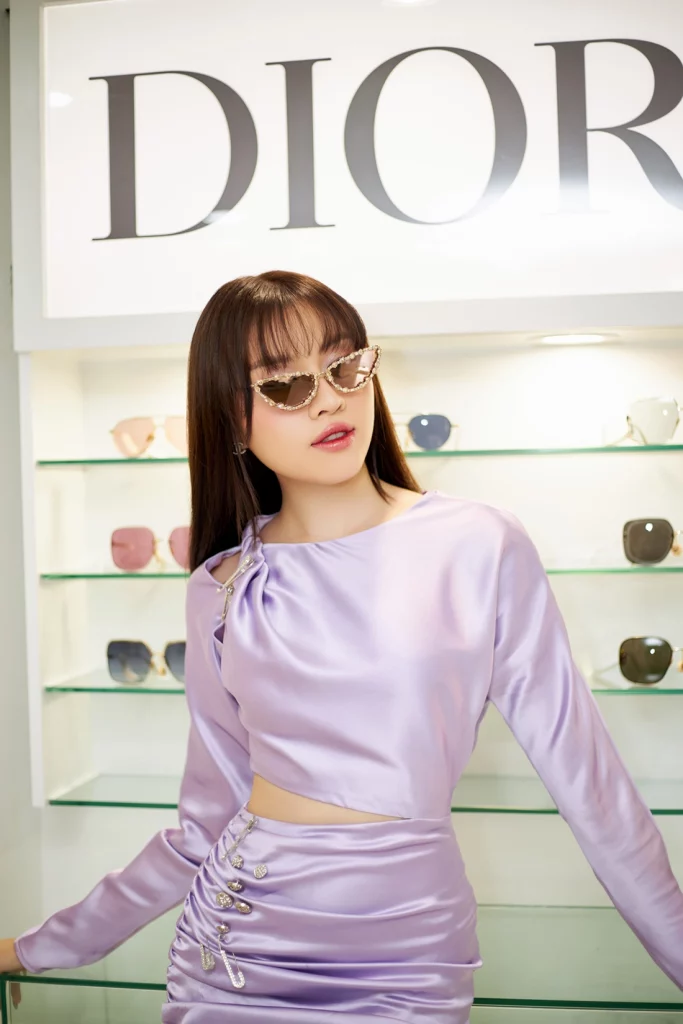 Miss Charm Việt Nam - MC Thanh Thanh Huyền đeo kính mát Dior - MissDior Butterfly - Style: MISSDIORB1U_63_C0F5